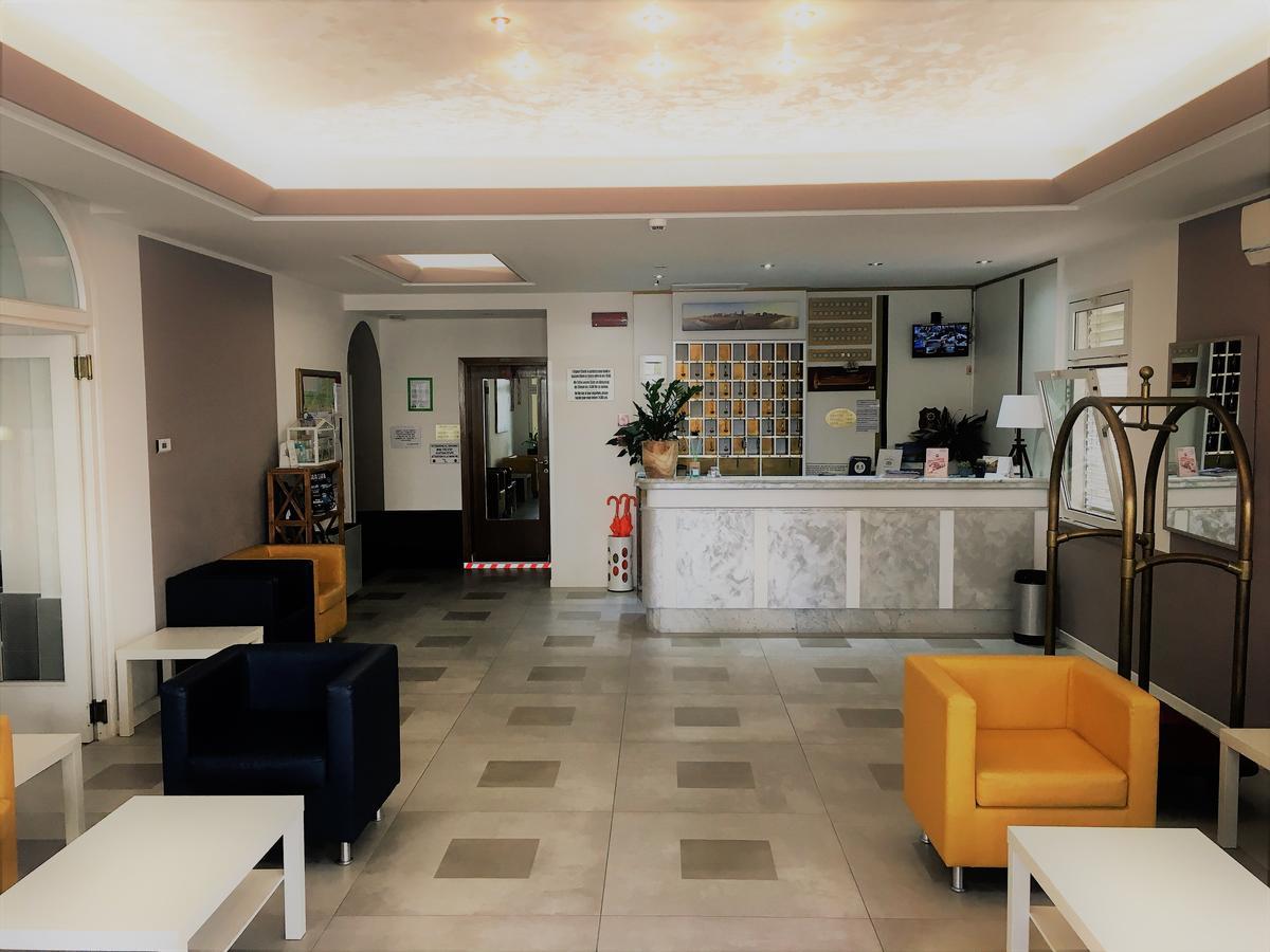 Hotel Al Mare Lido di Jesolo Buitenkant foto